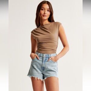 Abercrombie Curve Love High Rise 90s Cutoff Short in Light Wash 🩵